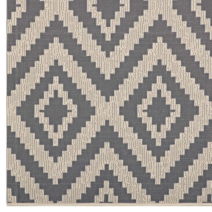 Jagged Geometric Diamond Trellis 5x8 Indoor and Outdoor Area Rug - Gray and Beige