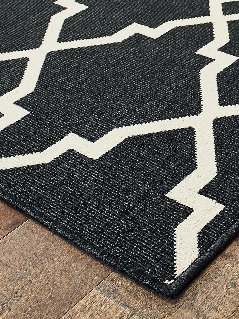 Marina 5'3" x 7'6" Black Rug