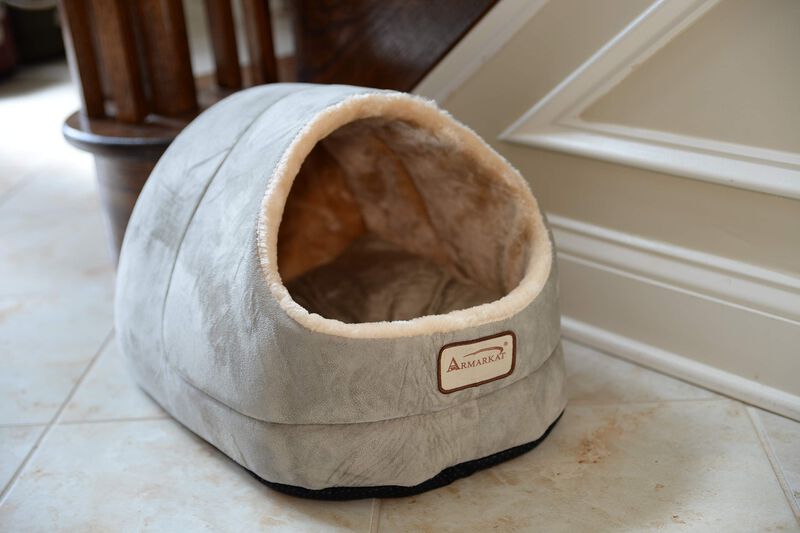 Aeromark Int'l Inc.Armarkat Sage Green Cat Bed Size, 18-Inch by 14-Inch