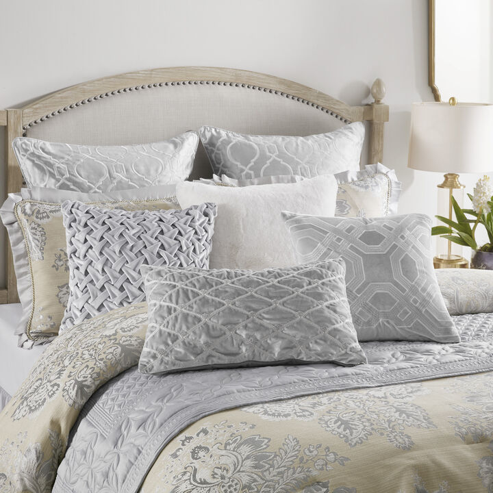 Gracie Mills Yvonne 4-Piece Vintage Chenille Jaquard Comforter Set