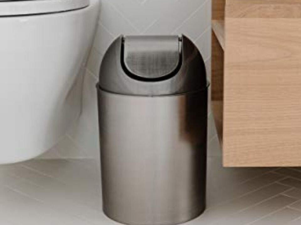 Umbra Mezzo, 2.5 Gallon Trash Can with Lid, Ideal For Small Spaces, Home and Office, Brushed Silver