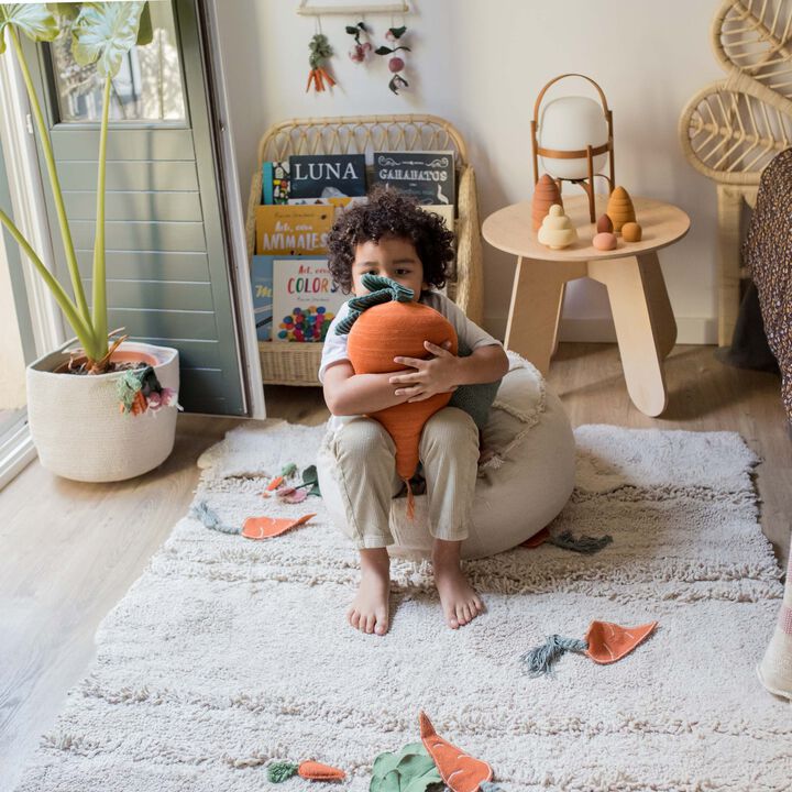 Knitted cushion Cathy the Carrot