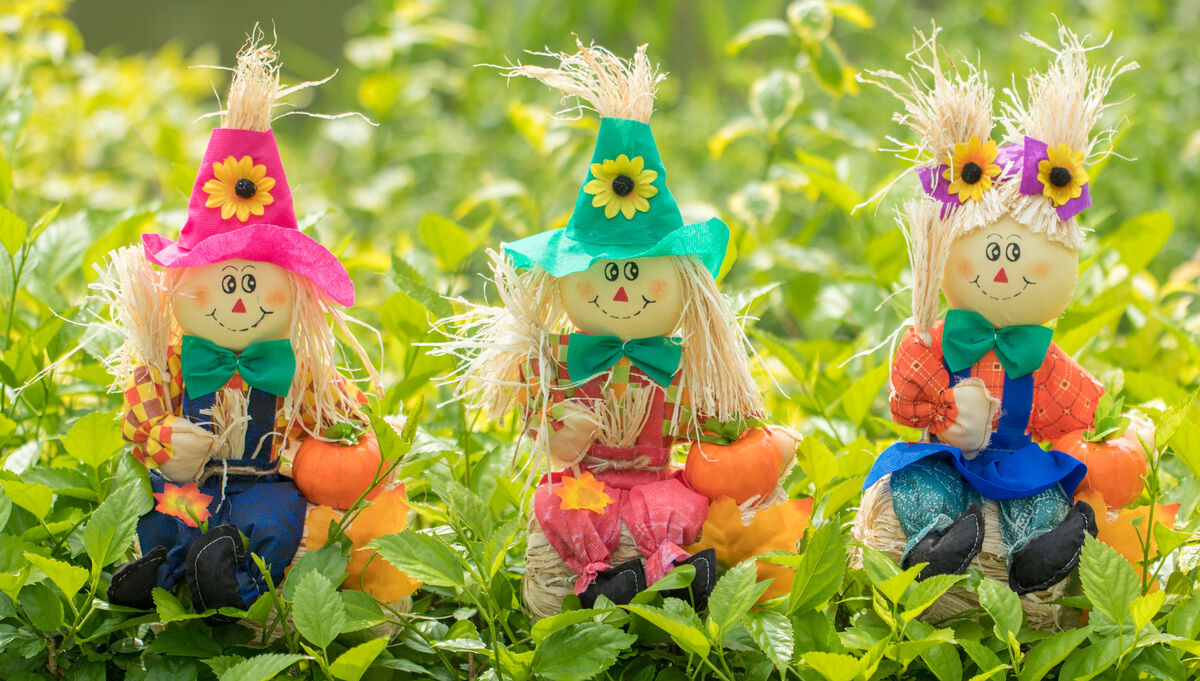 Gardenised 13 Inch Adorable Trio Yard Decor Featuring Outdoor Garden Scarecrows Relaxing Gracefully on Rustic Hay Bales. Perfect for Adding a Touch of Countryside Charm to your Outdoor Space